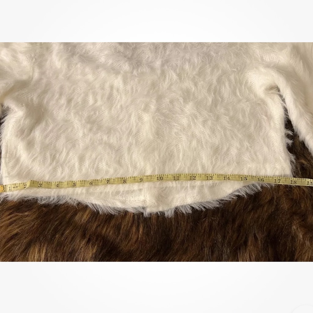 Nwt urban outfitters fuzzy cropped cardigan white L - Picture 7 of 10